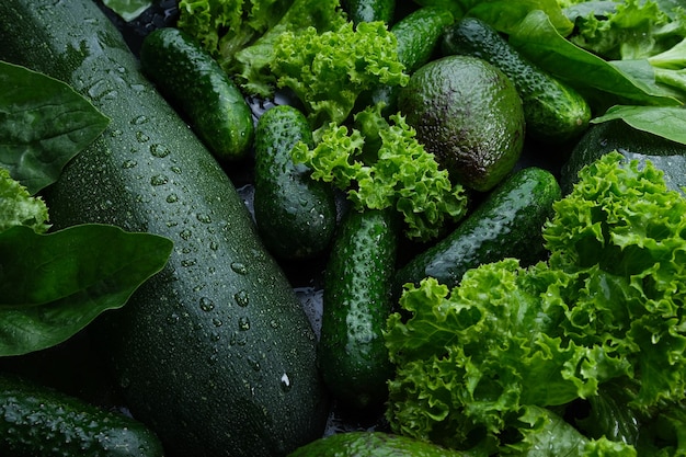 Sfondo verde di lattuga fresca lascia zucchine cetriolo avocado.