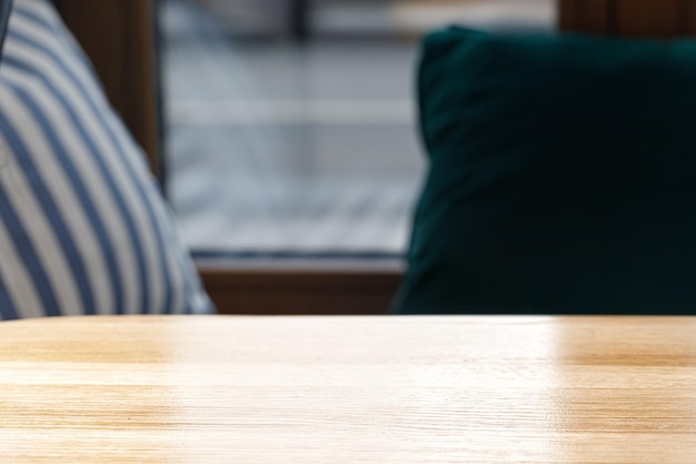 Sfondo vuoto del ristorante della caffetteria della cucina Piano del tavolo in legno su sfondo sfocato della finestra interna