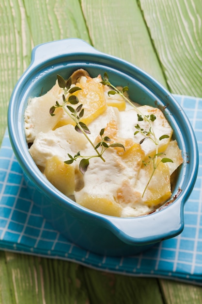 Sformato di patate al forno con salsa di panna al timo, Dauphinois gratinato