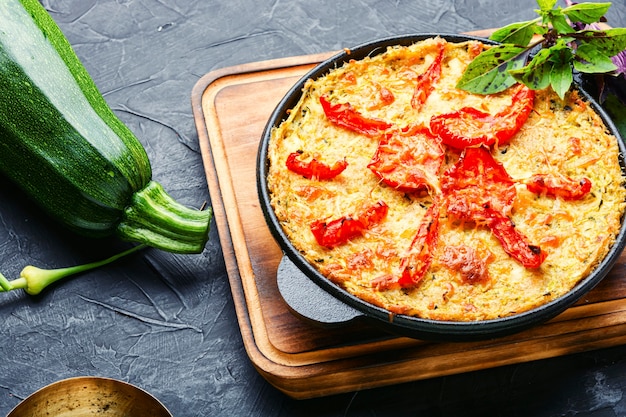 Sformato di verdure appetitoso con zucchine e pomodoro.Cibo estivo