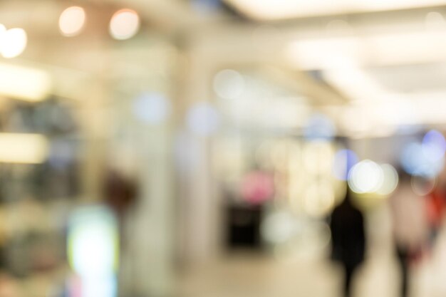 Sfuocatura all&#39;interno dell&#39;edificio per uffici con il fondo della luce del bokeh