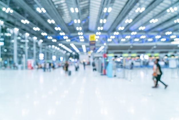 Sfuocatura astratta ed interno defocused del terminale di aeroporto