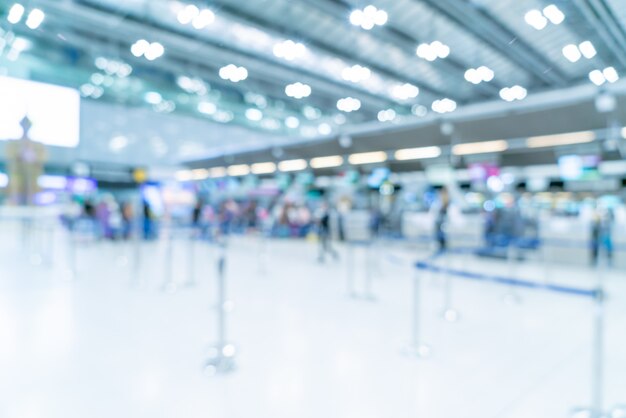 Sfuocatura astratta ed interno defocused del terminale di aeroporto