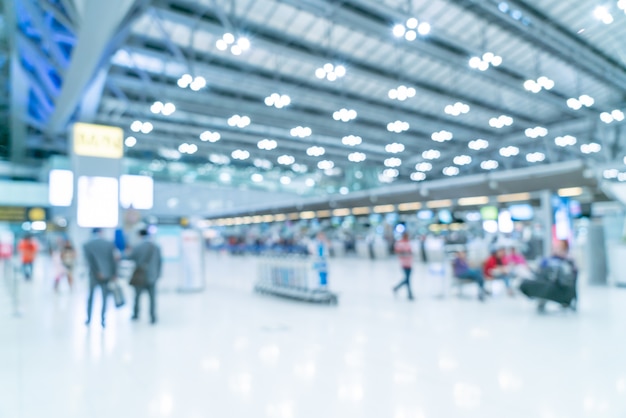 Sfuocatura astratta ed interno defocused del terminale di aeroporto