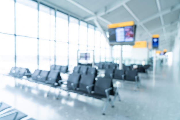 Sfuocatura astratta ed interno defocused del terminale di aeroporto