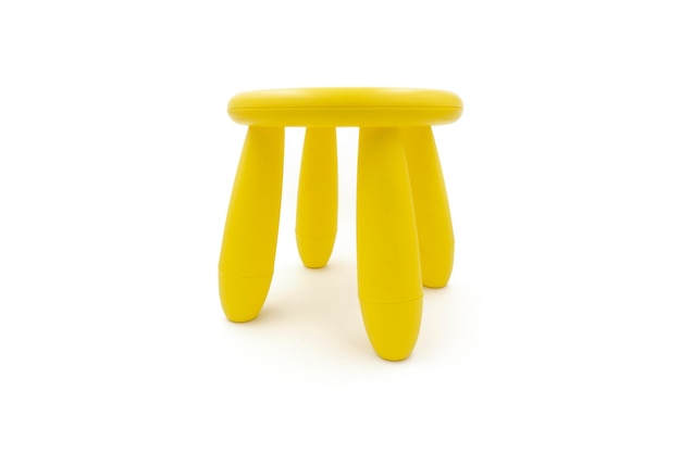 Sgabello carino isolato su sfondo bianco Sedia per bambini Sgabello giallo