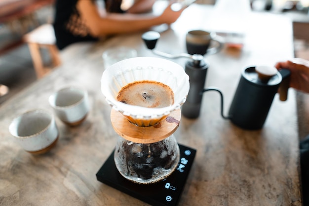 Sgocciolare il caffèVersare l'acqua calda nel bollitore nel caffè infuso