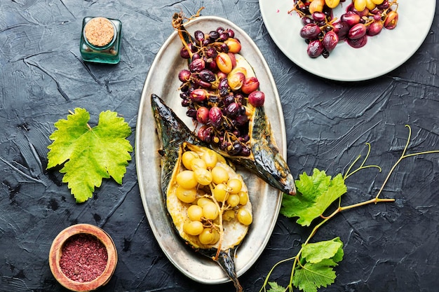 Sgombro al forno o scomber in salsa di acini d'uva. Cibo per pesci