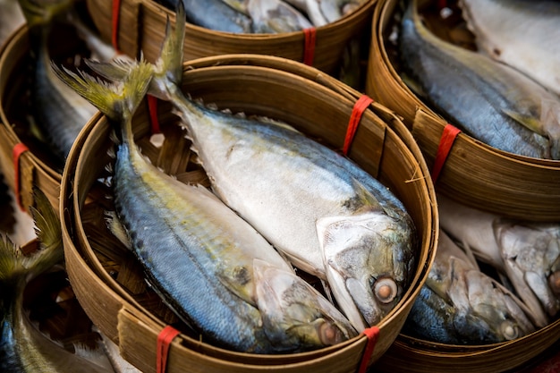 Sgombro al vapore fresco in cesto di bambù per la vendita nel mercato locale di pesce