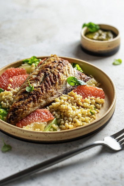 Sgombro alla griglia con bulgur di agrumi e pesto