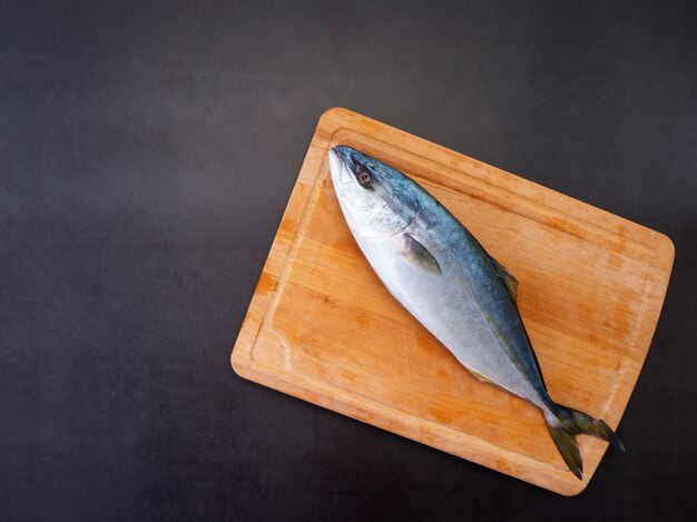 Sgombro crudo su un tagliere di cucina