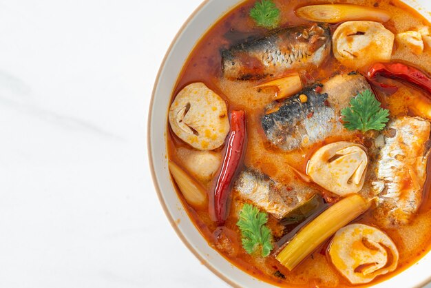 Sgombro in scatola Tom Yum in zuppa piccante - Stile di cibo asiatico