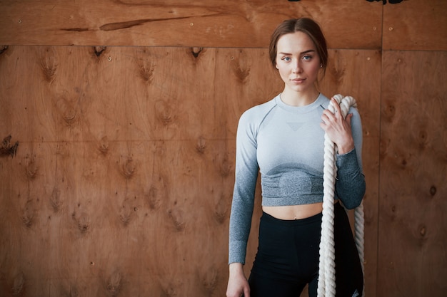 Sguardo serio. La giovane donna allegra ha una giornata di fitness in palestra al mattino