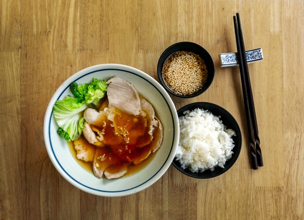 Shabu set con maiale bollito e condimenti e riso su zuppa calda come concetto di cibo giapponese