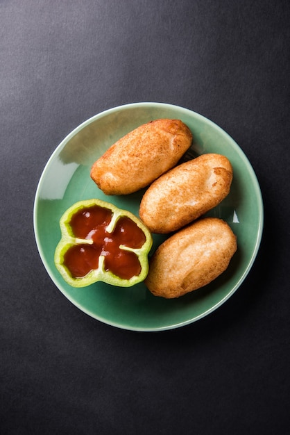 Shahi Bread Roll è una ricetta di snack veloce dall'India in cui la patata viene farcita in un rotolo di pane e poi fritta nell'olio