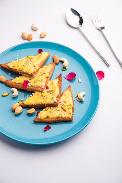 Shahi tukda o tukra noto anche come double ka meetha è un dolce indiano ricco e festoso fatto con pane, burro chiarificato, zucchero, latte e noci