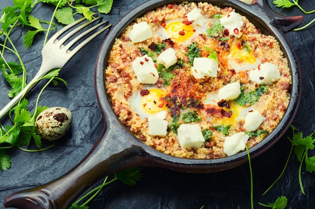 Shakshuka, cucina israeliana, mix di salsa di pomodoro, fritta con peperoncino, spezie, carne macinata e uova. Uova strapazzate