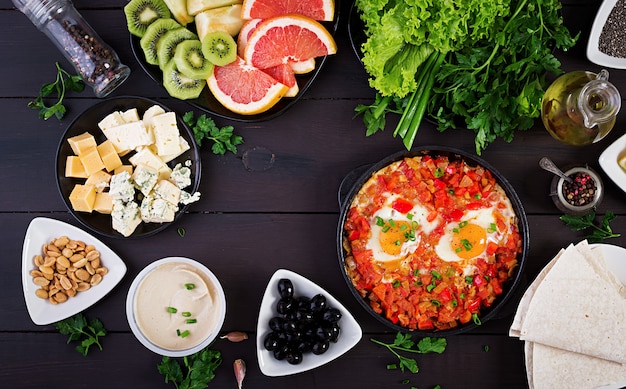 Shakshuka turco con olive, formaggio e verdure