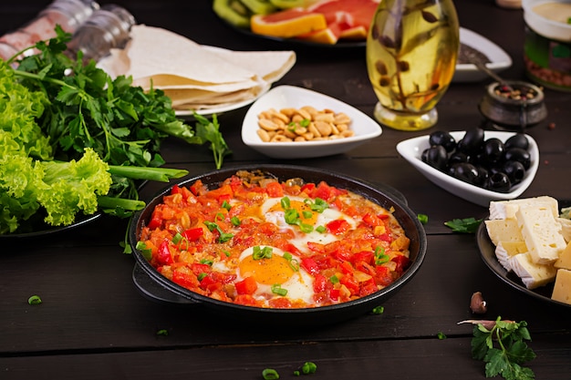 Shakshuka turco con olive, formaggio e verdure