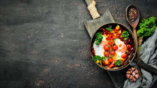 Shakshuka Uova con pomodori e verdure in padella Colazione Vista dall'alto Spazio libero per il testo