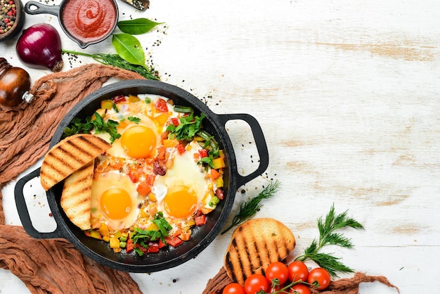 Shakshuka Uova fritte con verdure in padella Vista dall'alto Cucina tradizionale israeliana