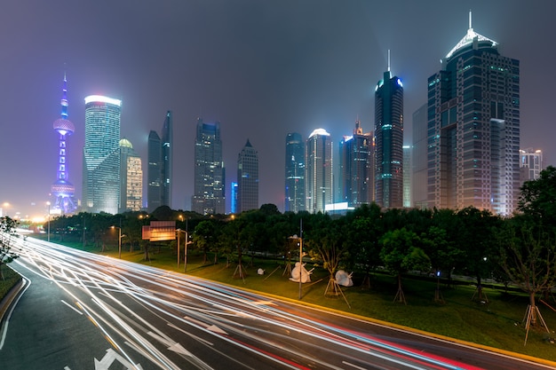 Shanghai al grattacielo di Lujiazui finanza e distretto commerciale della zona commerciale nella notte, Shanghai Cina