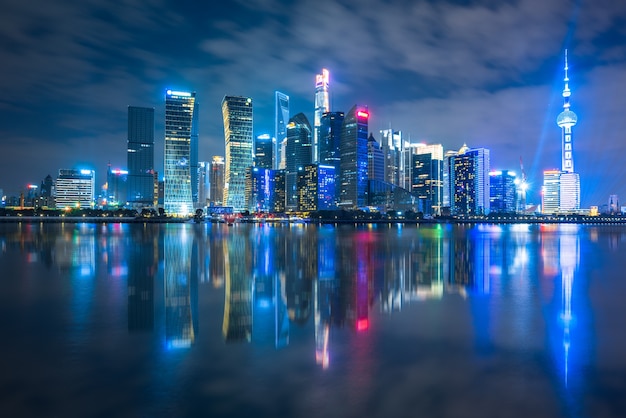 Shanghai, il Bund, edificio della città, notte, cielo blu