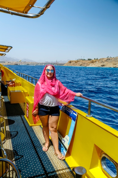 Sharm El Sheikh Egitto agosto 2021 donna ebrea in un mantello con occhiali da sole