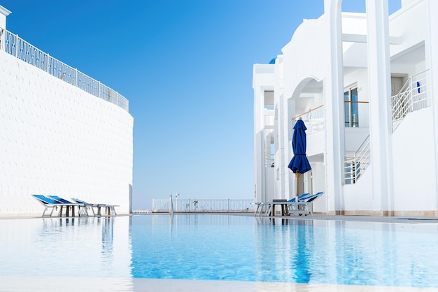 SharmElSheikh Egitto 01 18 2022 Hotel di lusso con piscina contro il cielo blu