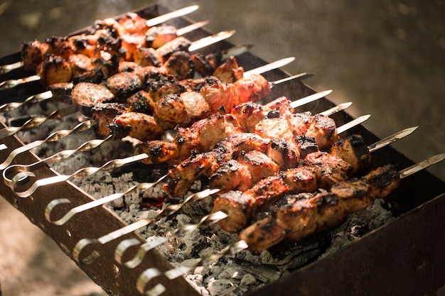 Shashlik marinato che si prepara su una griglia del barbecue sul carbone