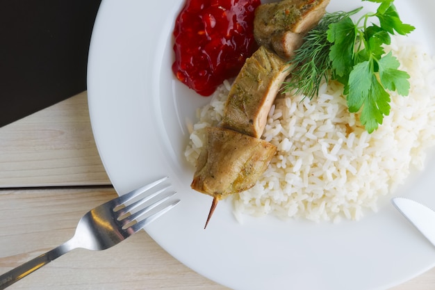 Shaslyk di maiale con riso e salsa di pomodoro