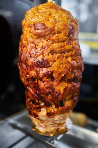 Shawarma agnello allo spiedo street food Doner Kebab allo spiedo rotante Uno street food della Turchia