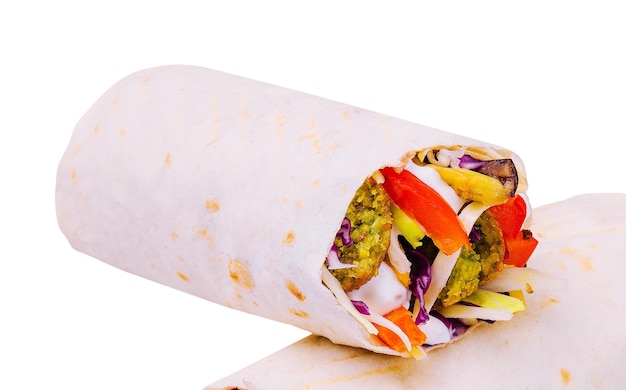 Shawarma appetitoso con falafel isolato su bianco