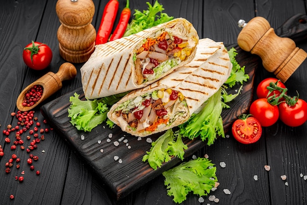 Shawarma con carne alla griglia e verdure