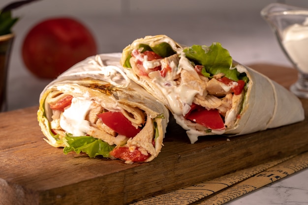 Shawarma fatto in casa o burrito o involtino di pollo con verdure e salsa