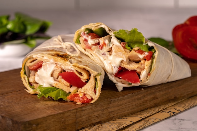 Shawarma fatto in casa o burrito o involtino di pollo con verdure e salsa