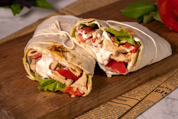 Shawarma fatto in casa o burrito o involtino di pollo con verdure e salsa