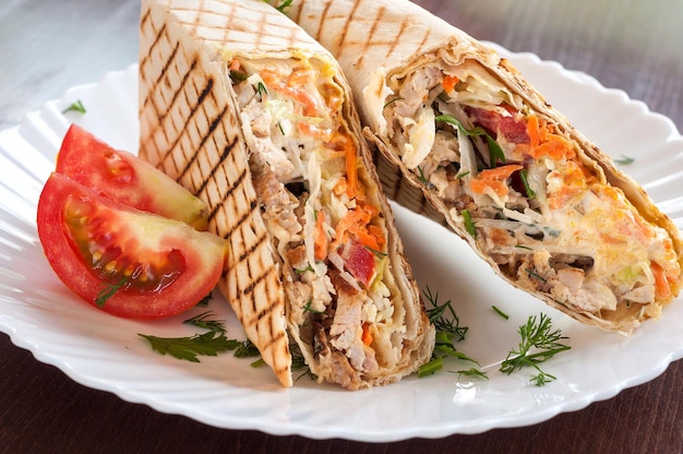 Shawarma fresco alla griglia in un piatto bianco