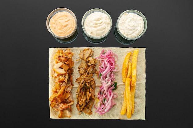 Shawarma ingredienti su una sottile torta piatta