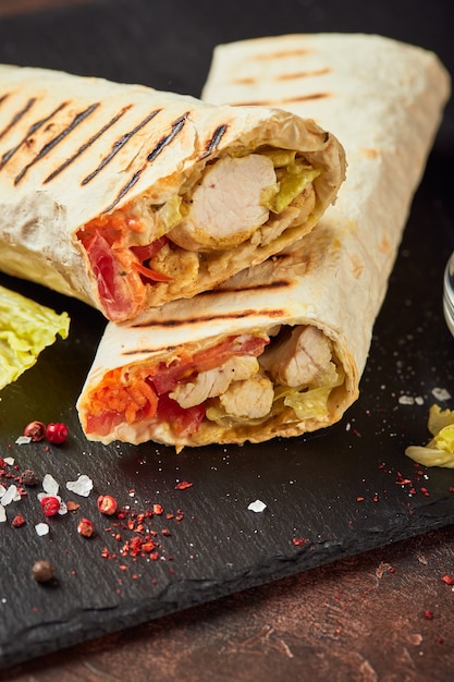 Shawarma tradizionale orientale con pollo e verdure, Doner Kebab con salse