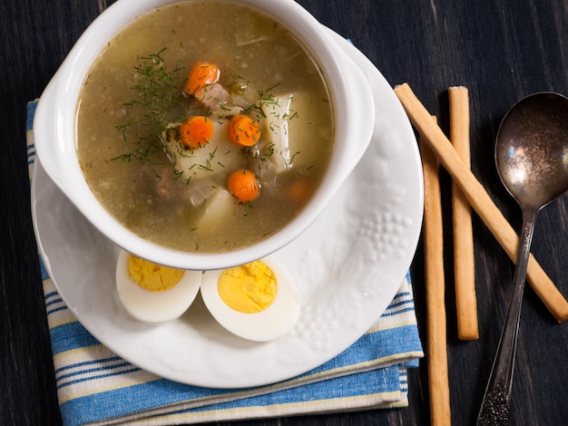 Shchaveloviy borsch è una classica zuppa ucraina/russa. Zuppa servita calda con aneto fresco e panna acida.