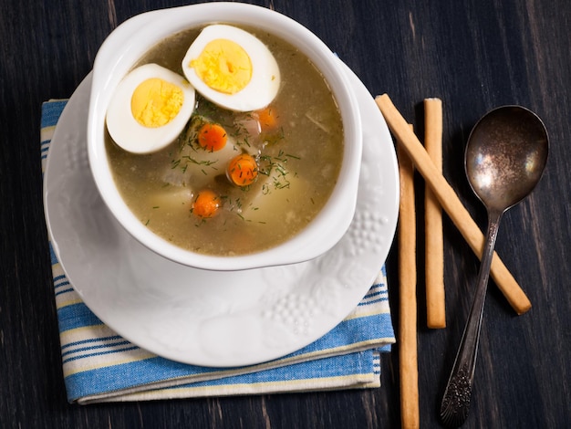 Shchaveloviy borsch è una classica zuppa ucraina/russa. Zuppa servita calda con aneto fresco e panna acida.