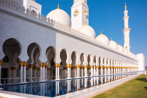 Sheikh Zayed Grand Mosque di marmo bianco ad Abu Dhabi Emirati Arabi Uniti