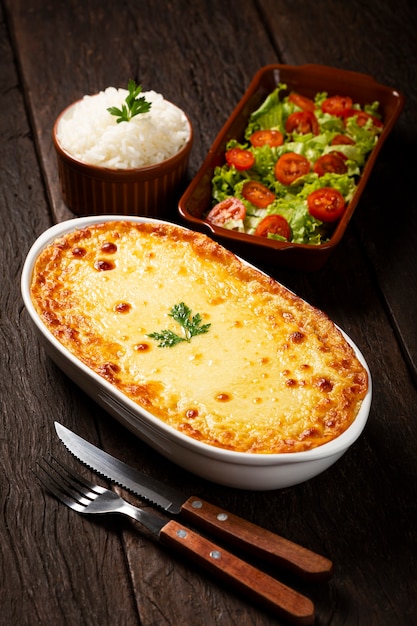 Shepherd's Pie (escondidinho) con insalata e riso. Cucina tipica brasiliana.