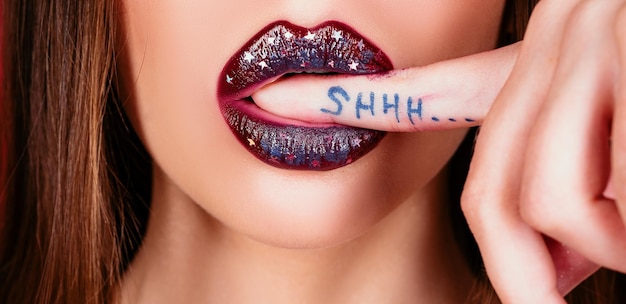 Shh labbra sexy brillante lucidalabbra o rossetto donna segreti segno di silenzio