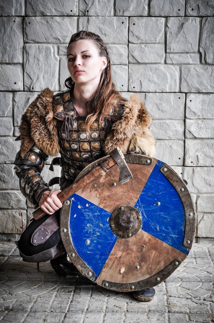 Foto shieldmaiden cosplay ragazza vichinga una donna con una spada e un'ascia abbigliamento medievale