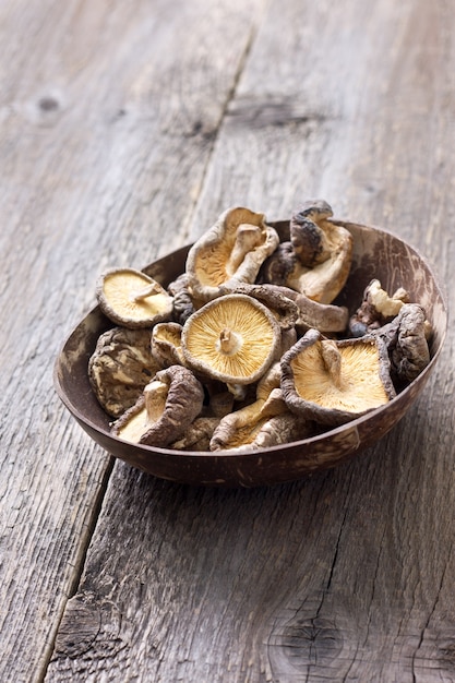 Shiitake secco su vecchio fondo di legno