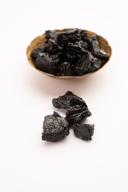 Shilajit è una medicina ayurvedica che si trova principalmente nelle rocce del fuoco selettivo dell'Himalaya