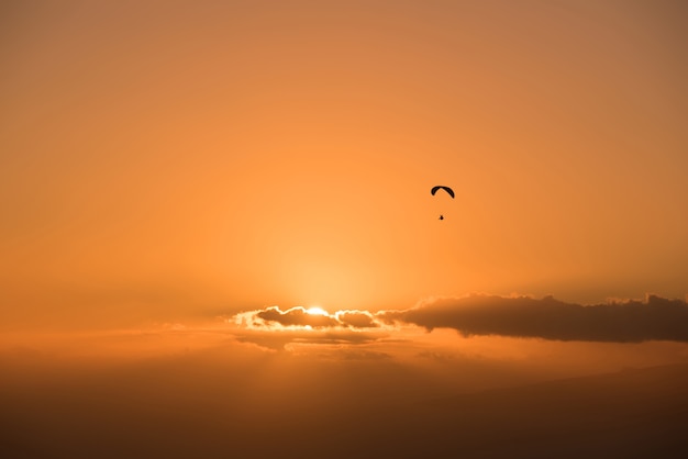 Shilouette al parapendio al tramonto