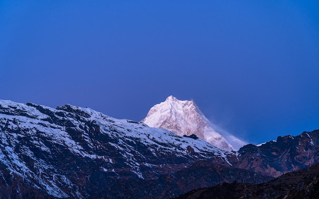 Shining Mount Mansalu gamma vista durante il tramonto a Gorkha, Nepal.